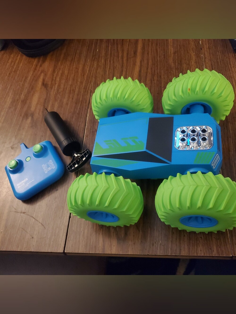 BOUNCE BLITZ RWMOTE CONTROL STUNT CAR